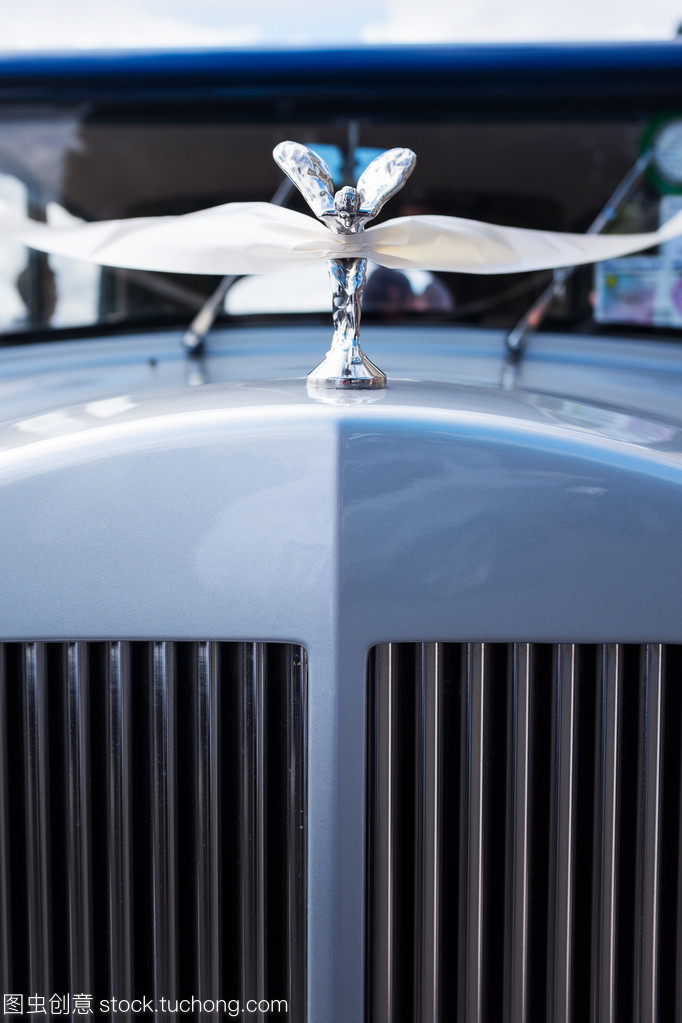 老式汽車裝飾著白絲帶。詳細